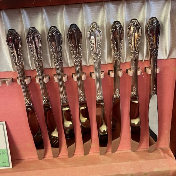 1881 Rogers Silverplate Oneida LTD. Enchantment 59 Piece & Wooden Chest - Picture 9 of 13